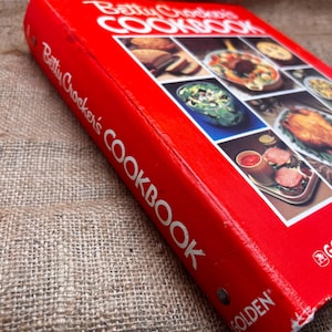 1981 BETTY CROCKER COOKBOOK     400 pages Vintage Collectible Useful Great Gift
