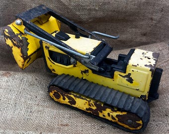 Vintage TONKA METAL BULLDOZER Moveable Parts Bucket Moves Yellow Distressed Rusted Toy 12” Long 5” Wide 4.5” Tall Rubber Tracked Dozer
