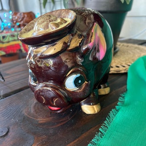 Alcancía de cerámica antigua con forma de cerdito y sombrero color