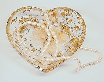 Porte-objets Love en résine en forme de coeur, porte-bijoux avec une fleur pressée et des feuilles d'or, coulé à la main