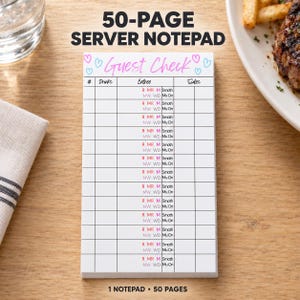 以下が含まれることがあります： 50ページのサーバー用メモ帳。白い紙の表面にゲストチェック用のグリッドレイアウトが印刷されています。ヘッダーにはピンクの筆記体で「Guest Check」と書かれ、その周りに小さな青とピンクのハートが描かれています。列には「#」、「Drinks」、「Entree」、「Sides」が含まれています。