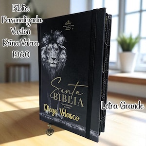 Deniashop Biblia Personalizada Negra de Leon Pasta Dura Letra Grande de 12 Puntos Reina Valera 1960 Tamaño Manual
