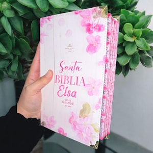 Deniashop Biblia Personalizada Rosada Floral Letra Grande de 12 Puntos Versión Reina Valera 1960