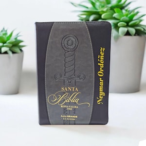 Deniashop Biblia Personalizada Pequeña de Espada Letra Grande de 11 Puntos Versión Reina Valera 1960