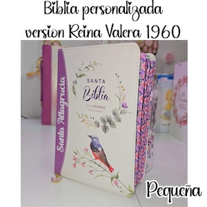 Deniashop Biblia Personalizada Pequeña Morada Floral Letra Grande de 11 Puntos Versión Reina Valera 1960