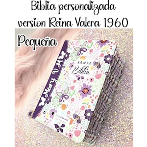 Deniashop Biblia Personalizada Pequeña Morada Floral Letra Grande de 11 Puntos Versión Reina Valera 1960