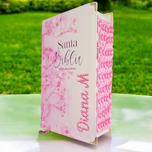 Deniashop Biblia Personalizada Rosada Floral Letra Grande de 12 Puntos Versión Reina Valera 1960
