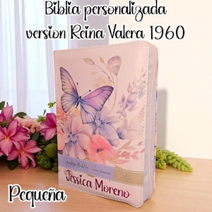 Deniashop Biblia Personalizada Pequeña Rosada Floral de Mariposa Letra Grande de 12 Puntos Versión Reina Valera 1960