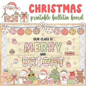 Könnte beinhalten: Eine druckbare Weihnachtstafel mit dem Text "CHRISTMAS printable bulletin board". Die Tafel zeigt "OUR CLASS IS MERRY AND BRIGHT" in einer farbenfrohen, karierten Schriftart, zusammen mit festlichen Illustrationen von Weihnachtsmann, Kugeln und Lebkuchenmännern.