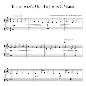 Könnte beinhalten: Notenblatt für Beethovens "Ode an die Freude in C-Dur". Die Partitur auf weißem Hintergrund zeigt schwarze Noten und Text, darunter "Fast and lively", "mp", "f" und "trill optional".