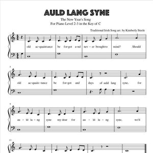 Puede incluir: Una partitura musical para la canción tradicional "Auld Lang Syne", arreglada para piano. El título está en letras grandes y en negrita en la parte superior de la página. La música está escrita en notación estándar con letras debajo de cada pentagrama. La canción está arreglada para piano nivel 2-3 en la clave de C.