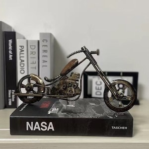 オートバイの金属彫刻、スクラップメタルアート、素朴なオートバイアート、デスクの置物、スチームパンクな装飾、お父さんへの手作りギフト、鉄製壁掛け
