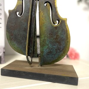 This is 3D metal violin sculpture.Sutable stand on the desk with perfect size. In rustic color with blue, golden, black and brown. Meterial in metal and acrylic pigment .it is good idea for personalized gifts.