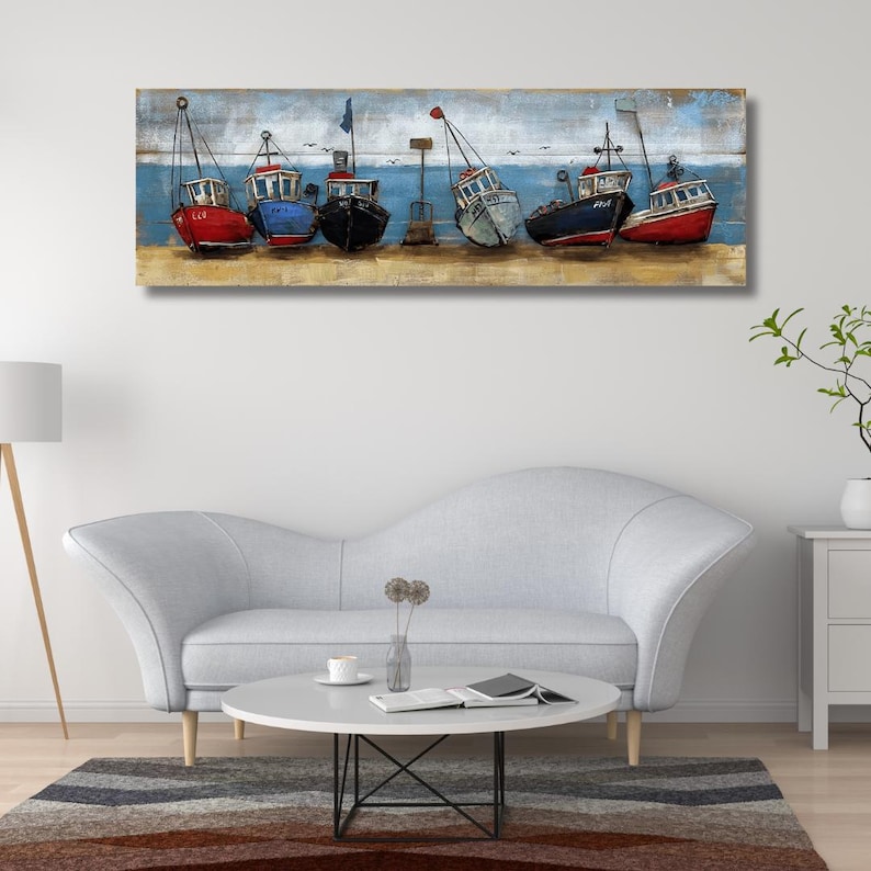 Peut inclure: Une peinture repr&eacute;sentant une rang&eacute;e de bateaux de p&ecirc;che color&eacute;s sur une plage. Les bateaux sont de tailles et de formes diff&eacute;rentes, et sont peints dans des tons de bleu, rouge et vert. La peinture est r&eacute;alis&eacute;e dans un style r&eacute;aliste et capture la beaut&eacute; des bateaux et de la plage.