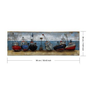 Peut inclure: Une &oelig;uvre d'art murale en m&eacute;tal color&eacute;e repr&eacute;sentant une rang&eacute;e de sept petits bateaux de p&ecirc;che sur un fond de planche de bois. Les bateaux sont peints dans des tons de bleu, de rouge et de blanc, certains portant des num&eacute;ros comme "520" et "714". L'&oelig;uvre mesure 90 cm de large et 30 cm de haut.