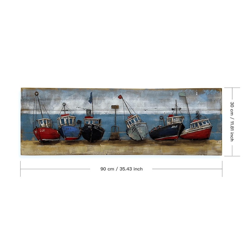 Peut inclure: Une &oelig;uvre d'art murale en m&eacute;tal color&eacute;e repr&eacute;sentant une rang&eacute;e de sept petits bateaux de p&ecirc;che sur un fond de planche de bois. Les bateaux sont peints dans des tons de bleu, de rouge et de blanc, certains portant des num&eacute;ros comme "520" et "714". L'&oelig;uvre mesure 90 cm de large et 30 cm de haut.