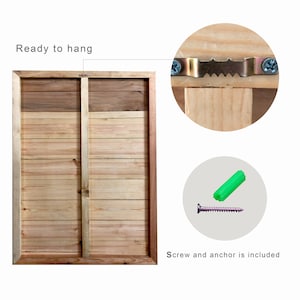 Peut inclure: L'arri&egrave;re d'une enseigne en bois avec un crochet en dents de scie et une vis et une cheville incluses. Pr&ecirc;t &agrave; &ecirc;tre accroch&eacute;.