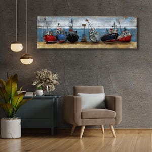 Peut inclure: Une impression murale repr&eacute;sentant une peinture color&eacute;e d'une rang&eacute;e de bateaux sur une plage. Les bateaux sont peints dans des tons de rouge, bleu et vert, et la plage est peinte dans des tons de brun et de bleu.