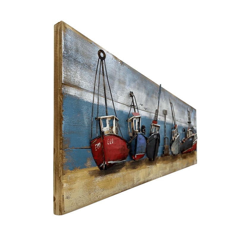 Peut inclure: Une &oelig;uvre d'art murale repr&eacute;sentant cinq bateaux de p&ecirc;che en m&eacute;tal align&eacute;s, peints dans des tons de rouge, bleu et gris. Les bateaux sont suspendus &agrave; une planche de bois avec un fond bleu et blanc vieilli. Les bateaux sont dispos&eacute;s en ligne, le plus grand bateau &agrave; l'avant et le plus petit bateau &agrave; l'arri&egrave;re. Les bateaux sont tous orient&eacute;s dans la m&ecirc;me direction, avec leurs proues pointant vers la droite. Les bateaux sont tous en m&eacute;tal et ont une apparence r&eacute;aliste. Les bateaux sont tous suspendus &agrave; une planche de bois avec un fond bleu et blanc vieilli. Les bateaux sont tous dispos&eacute;s en ligne, le plus grand bateau &agrave; l'avant et le plus petit bateau &agrave; l'arri&egrave;re. Les bateaux sont tous orient&eacute;s dans la m&ecirc;me direction, avec leurs proues pointant vers la droite. Les bateaux sont tous en m&eacute;tal et ont une apparence r&eacute;aliste.