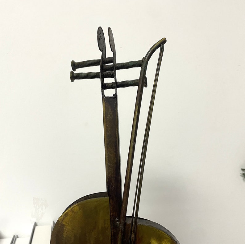 This is 3D metal violin sculpture.Sutable stand on the desk with perfect size. 100% handmade art. Meterial in scrap metal  and acrylic pigment .it is good idea fordesk accessories.