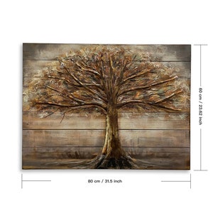 Op de afbeelding: Een 3D metalen wandkunstwerk dat een boom afbeeldt met een bruine houten achtergrond. De boom heeft een textuur, metallic afwerking met een gouden en bruine kleurstelling. Het stuk meet 80 cm breed en 60 cm hoog.