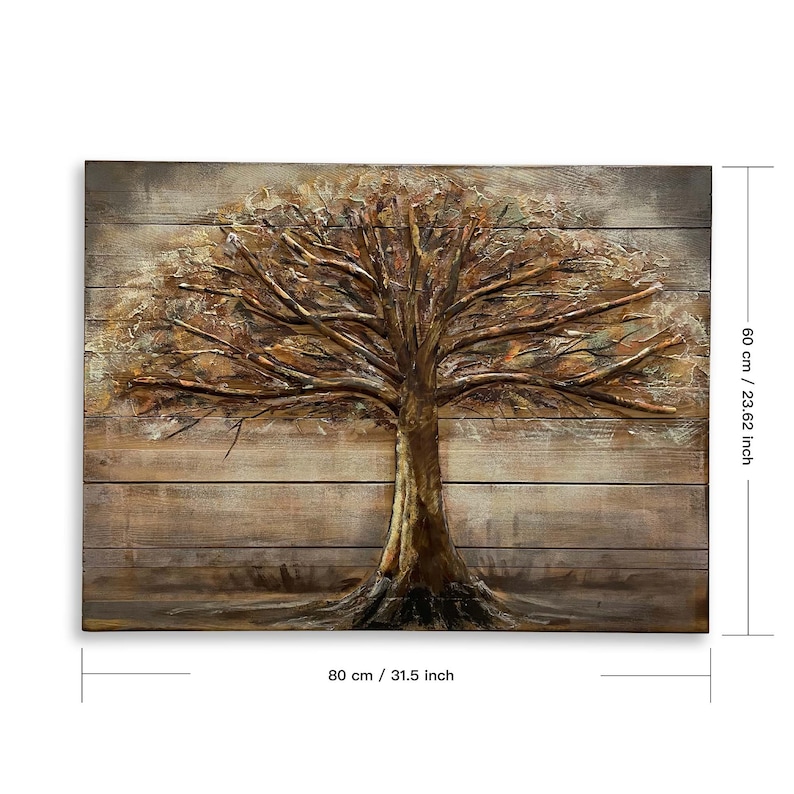 Op de afbeelding: Een 3D metalen wandkunstwerk dat een boom afbeeldt met een bruine houten achtergrond. De boom heeft een textuur, metallic afwerking met een gouden en bruine kleurstelling. Het stuk meet 80 cm breed en 60 cm hoog.