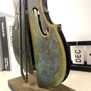 This is 3D rustic metal violin hoem decor .Sutable stand on the desk with perfect size. 100% handmade art. Meterial in iron and acrylic pigment .it is good idea for anniversary gift.