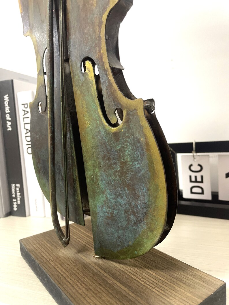 This is 3D rustic metal violin hoem decor .Sutable stand on the desk with perfect size. 100% handmade art. Meterial in iron and acrylic pigment .it is good idea for anniversary gift.