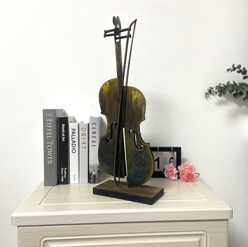 3D Metal Violin sculpture is handmade and handpainted artwork.Sutable stand on the desk with perfect size. In rustic color with blue, golden, black and brown. Meterial in Iron and acrylic pigment .it is good idea for violin lover gift.