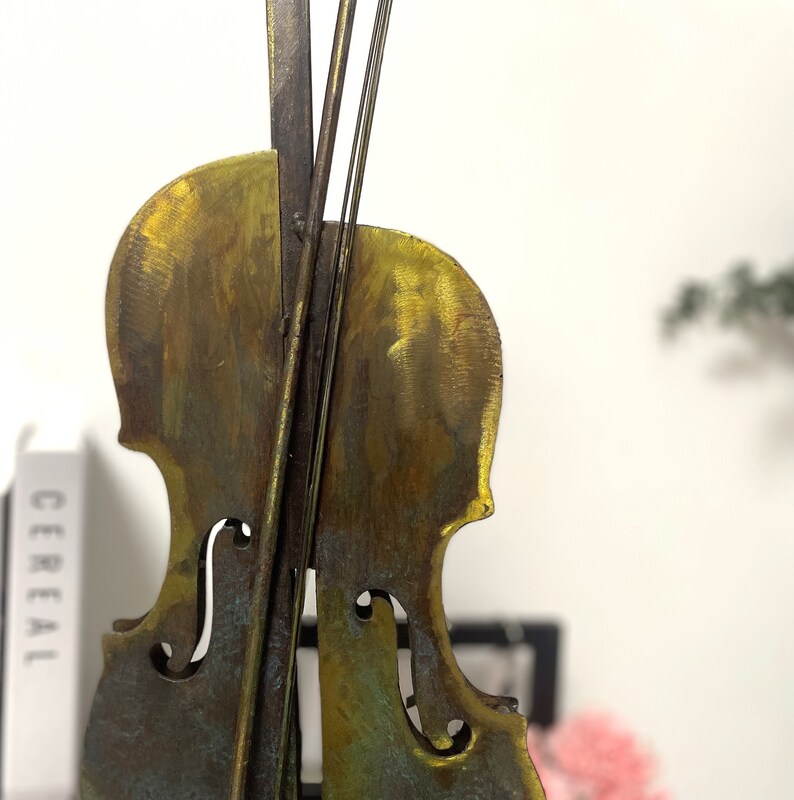 This is 3D metal violin sculpture.Sutable stand on the desk with perfect size. 100% handmade art. Meterial in iron and acrylic pigment .it is good idea for garden decor.