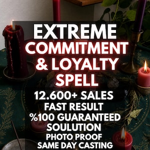 Op de afbeelding: Een donkergroen kleed met gouden hemelse patronen, voorzien van meerdere brandende stompkaarsen in rood, roze en paars. De tekst luidt: EXTREME COMMITMENT & LOYALTY SPELL, 12.600+ SALES, FAST RESULT, %100 GUARANTEED SOULUTION, PHOTO PROOF, SAME DAY CASTING.