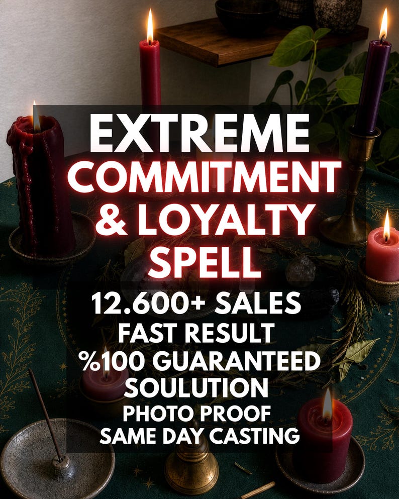 Op de afbeelding: Een donkergroen kleed met gouden hemelse patronen, voorzien van meerdere brandende stompkaarsen in rood, roze en paars. De tekst luidt: EXTREME COMMITMENT & LOYALTY SPELL, 12.600+ SALES, FAST RESULT, %100 GUARANTEED SOULUTION, PHOTO PROOF, SAME DAY CASTING.