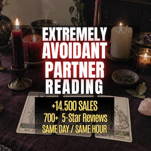 Op de afbeelding: Drie tarotkaarten genaamd Ace of Cups, Ace of Pentacles en Ace of Wands op een donker kleed met brandende kaarsen. De tekst luidt: EXTREMELY AVOIDANT PARTNER READING, +14.500 SALES, 700+ 5-Star Reviews, SAME DAY / SAME HOUR.