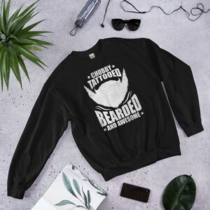 Puede incluir: Sudadera negra con un diseño gráfico blanco que dice "*CHUBBY TATTOOED BEARDED AND AWESOME*" con un gráfico de barba blanca.