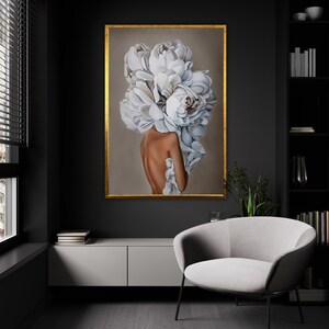 Retrato de pétalos monocromos, Elegancia en arte de lienzo en flor, Telón de fondo floral sereno, Sofisticación lista para colgar