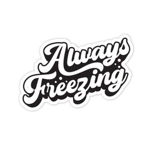 以下が含まれることがあります： レトロなスタイリッシュなフォントで「Always Freezing」というテキストが書かれた白黒のステッカーです。