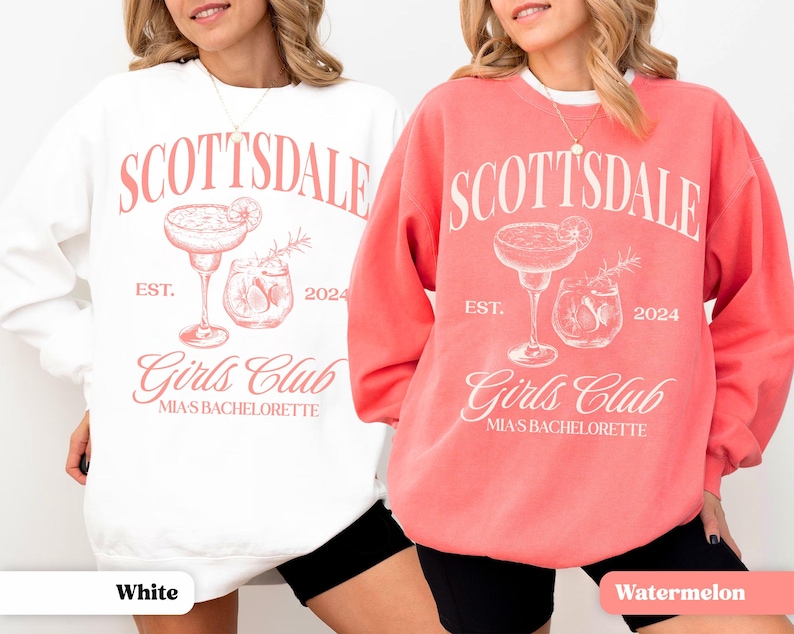 Puede incluir: Dos sudaderas blancas de cuello redondo con un dise&ntilde;o gr&aacute;fico rosa. El gr&aacute;fico presenta un vaso de c&oacute;ctel con una rodaja de lima y un vaso con cubitos de hielo. El texto en la sudadera dice "Scottsdale Est. 2024 Girls Club Mia's Bachelorette". Una sudadera es blanca y la otra es sand&iacute;a.