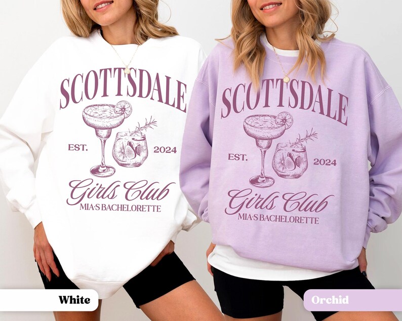Puede incluir: Dos sudaderas, una blanca y otra morada, con el texto "Scottsdale Est. 2024 Girls Club Mia's Bachelorette" y un gr&aacute;fico de dos c&oacute;cteles. La sudadera de la izquierda es blanca y la sudadera de la derecha es morada.