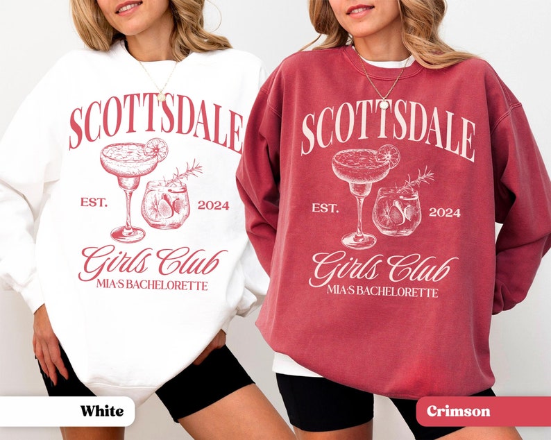 Puede incluir: Dos sudaderas blancas de cuello redondo con texto y gr&aacute;ficos rojos. El texto dice "Scottsdale Est. 2024 Girls Club Mia's Bachelorette". El gr&aacute;fico es de dos c&oacute;cteles. Una sudadera es blanca y la otra es carmes&iacute;.