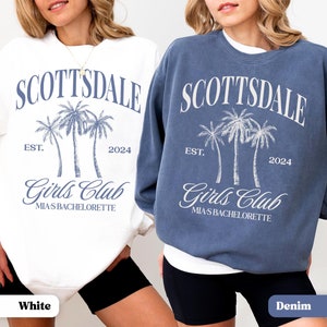 Puede incluir: Dos sudaderas, una blanca y otra de mezclilla, con un gr&aacute;fico de palmeras y el texto "Scottsdale Est. 2024 Girls Club Mia's Bachelorette" impreso en la parte delantera.