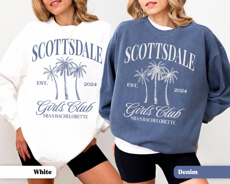 Puede incluir: Dos sudaderas, una blanca y otra de mezclilla, con un gr&aacute;fico de palmeras y el texto "Scottsdale Est. 2024 Girls Club Mia's Bachelorette" impreso en la parte delantera.
