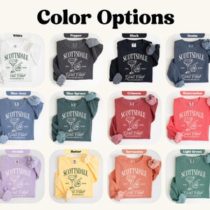 Puede incluir: Un collage de 12 sudaderas de manga larga en varios colores, cada una con un gr&aacute;fico blanco de una copa de c&oacute;ctel con el texto "Scottsdale Girls Club" y "Est. 2004". Los colores incluyen blanco, pimienta, negro, mezclilla, azul jean, azul abeto, carmes&iacute;, sand&iacute;a, orqu&iacute;dea, mantequilla, terracota y verde claro.