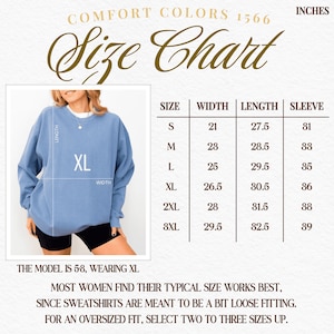 Puede incluir: Tabla de tallas para una sudadera con medidas en pulgadas para el ancho, la longitud y la longitud de la manga. La tabla muestra las tallas S a 8XL. La modelo lleva una talla XL.