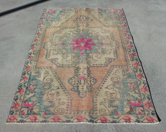 花柄ラグ・トルコラグ　ヴィンテージ　アナトリア 一点物ビンテージラグ（トルコ、アナトリア）花柄ラグ138 x 242