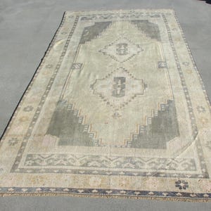 Alfombra turca, alfombra vintage de 5,1 x 9,4 pies, alfombra abstracta de lana gris.