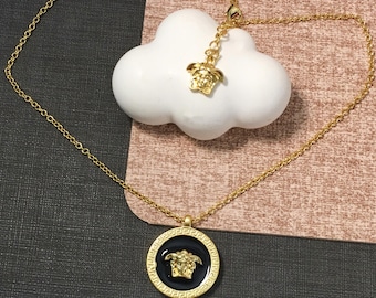 ヴィンテージ ヴェルサーチ メデューサ ブラックエナメル ギリシャキー ゴールドトーン ペンダントネックレス