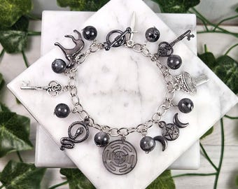 Pulsera con dije de Hécate hecha a mano: joyería de la diosa griega