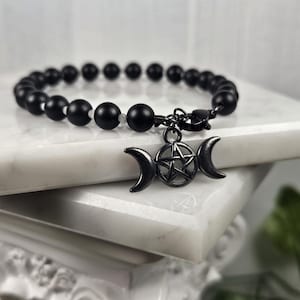 Pulsera Hécate / Hekate "Devotee" forma parte de la colección Devotee de pulseras de deidades devocionales de Jennifer Nicole.