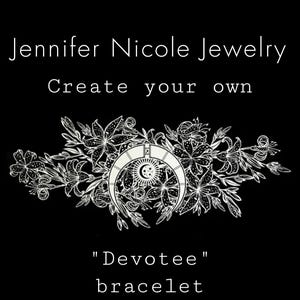 Può includere: Illustrazione in bianco e nero di una luna crescente con stelle e fiori. Il testo "Jennifer Nicole Jewelry" e "Create your own" è sopra l'illustrazione. Il testo "Devotee" braccialetto è sotto l'illustrazione.