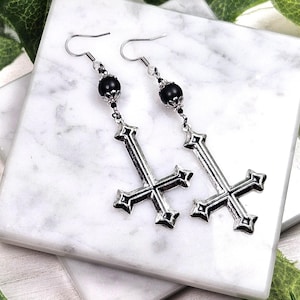 Orecchini a croce rovesciata, gioielli da strega